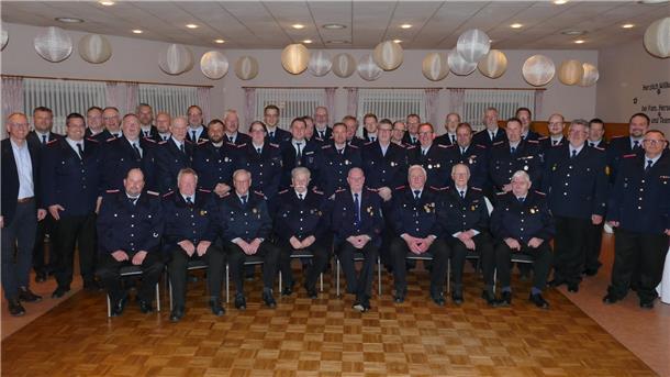 Bei der Ehrungsveranstaltung der Freiwilligen Feuerwehr Loxstedt werden verdiente Kameradinnen und Kameraden für ihre langjährige Tätigkeit in der Freiwilligen Feuerwehr geehrt. Gleichzeitig werden neue sowie wiedergewählte Orts- und Gemeindebrandmeister und Stellvertreter durch den Bürgermeister in das Ehrenbeamtenverhältnis berufen.
