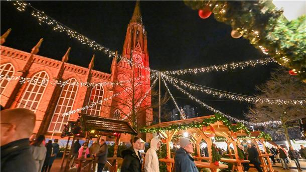 Menschen auf einem Weihnachtsmarkt.