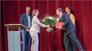 Bei der Eröffnungsgala wurde zum 15. Mal der Herzlieb-Kohut-Preis für besondere künstlerische Leistungen der Vorsaison vergeben. Intendant Ulrich Mokrusch (von links) und Stiftungssprecherin Sophie Schad freuten sich, dass die Auszeichnung den Schauspielern Henning Bäcker und Max Roenneberg zugesprochen wurde. Foto Adebahr-f