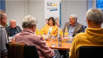 Abonnenten der Nordsee-Zeitung treffen OB Melf Grantz in seinem Büro.