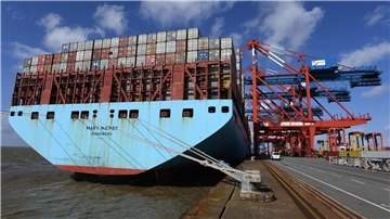 Ein Containerschiff liegt am Kai