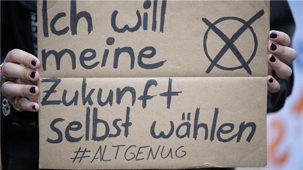 Schüler wollen generell ab 16 wählen - Lehrkräfte skeptisch Bei der Europawahl dürfen in Deutschland zum ersten Mal Jugendliche ab 16 Jahren wählen. Die Bundesschülerkonferenz fordert dies nun für alle Wahlen.
