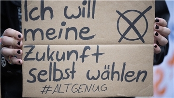Bei der Europawahl dürfen in Deutschland zum ersten Mal Jugendliche ab 16 Jahren wählen. Die Bundesschülerkonferenz fordert dies nun für alle Wahlen.