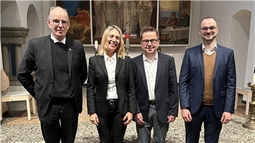 Bei der feierlichen Einführung (von rechts): Geschäftsführer Sebastian von der Haar, Pastor Matthias Richter, Vorsitzender der Gesellschafterversammlung, Constance von Struensee, Vorständin Agaplesion gAG, und Landesbischof Ralf Meister.