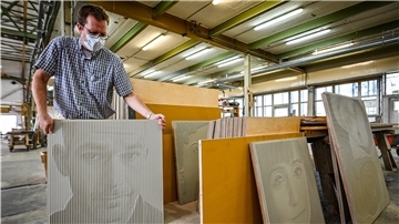 Bei der Firma BWE in Lemwerder werden die Fassadenteile mit Porträt-Reliefs für den Erweiterungsbau des Deutschen Auswandererhauses gefertigt. Projektleiter Guido Harms zeigt die Matrizen.