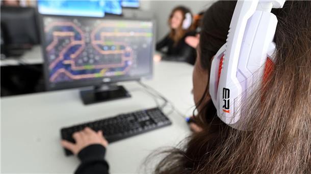 Die Aufholjagd der deutschen Games-Industrie Bei der Firma Gameforge - einem Anbieter von Onlinespielen - arbeiten Beschäftigte im Game-Test-Center.