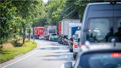 Bei der Frühanreise zum Deichbrand-Festival 2023 stauen sich die Autos. Das wird sich wohl auch im Laufe des Tages kaum ändern.