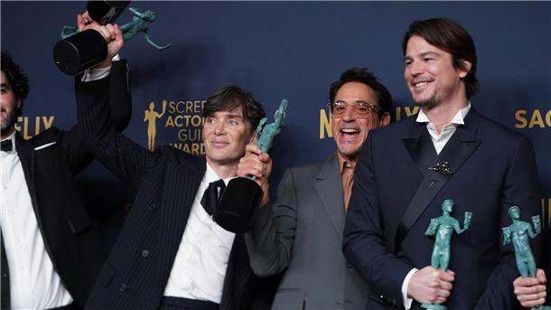 Bei der Gala in Los Angeles räumte das Historiendrama „Oppenheimer“ drei Preise ab. Cillian Murphy (l-r), Robert Downey Jr. und Josh Hartnett sind sichtlich erfreut.