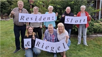 Bei der Heimatbühne Karlshöfen laufen seit einigen Wochen die Proben auf Hochtouren. Auch erste Reservierungen trudeln ein. Unser Foto zeigt Horst Grodewald (hinten von links), Susanne Böttjer, Marlene Hölling, Ernst Stelljes und Brita Tietjen sowie vorne von links: Katharina Buchholz, Irma Langer und Nicole Bischoff.