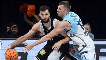 Bei der Heimniederlage gegen Düsseldorf waren die Eisbären selten so nah dran an ihren Gegenspielern wie Robert Oehle (rechts) in dieser Szene. Am Sonntag in Jena muss die Intensität deutlich höher sein.