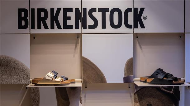 Keine Kunst, kein Urheberschutz: BGH urteilt zu Birkenstock Bei der juristischen Bewertung stand die Frage im Zentrum, ob Birkenstock über den funktionalen Zweck hinaus einen künstlerischen Gestaltungsspielraum ausgenutzt hat.