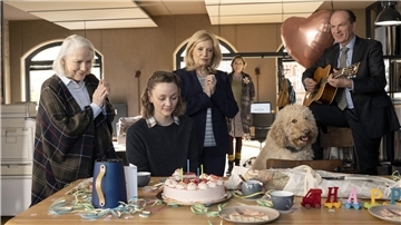 Bei der Kanzlei geht es immer auch ein wenig familiär zu. Wie hier beim Geburtstagsständchen für Charlie Runge (Mathilde Bundschuh, vorn) mit Marion von Brede (Marie Anne Fliegel, links), Isa von Brede (Sabine Postel, Mitte) und Markus Gellert (Herbert Knaup).