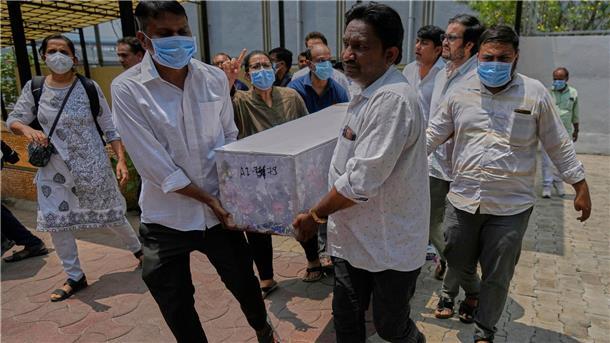 Bei der Katastrophe in Ahmedabad im Bundesstaat Gujarat kamen nach übereinstimmenden Medienberichten mindestens 270 Menschen im Flugzeug und am Boden ums Leben.