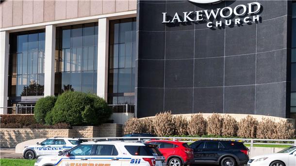 Schüsse an Megakirche in Texas - Schützin tot Bei der Kirche handelt es sich um die Lakewood Church des protestantischen Celebrity-Predigers Joel Osteen