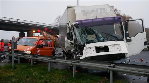 Bei der Kollision eines Lkw mit einem Streckenfahrzeug des Autobahnbetreibers A1-mobil auf der Hansalinie A1 zwischen den Anschlussstellen Bockel und Stuckenborstel in Fahrtrichtung Bremen sind am Dienstagnachmittag zwei Männer verletzt worden.