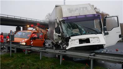 Bei der Kollision eines Lkw mit einem Streckenfahrzeug des Autobahnbetreibers A1-mobil auf der Hansalinie A1 zwischen den Anschlussstellen Bockel und Stuckenborstel in Fahrtrichtung Bremen sind am Dienstagnachmittag zwei Männer verletzt worden.