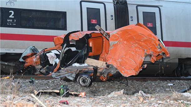 ICE kracht auf Bahnübergang in Baustellenfahrzeug Bei der Kollision wurde niemand verletzt.