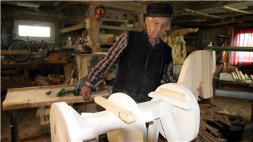 Bei der Konstruktion der Tiere in seiner Hobby-Werkstatt folgt Heinz-Dieter Oehlers einem bewährten Grundmuster.