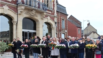 Bei der Kranzniederlegung zum Gedenken an die Toten des Krieges vor dem Rathaus der französischen Partnerstadt vertrat Claudia Kimmel (vorn, 6. von links) Bürgermeister Nils Siemen. Links neben ihr der Bürgermeister der Stadt Saint-Etienne-du-Rouvray, Joachim Moyse.
