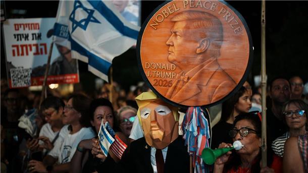 Banges Warten auf Geiseln und bittere Rückkehr in Ruinen Bei der Kundgebung in Tel Aviv waren „Danke Trump“-Sprechchöre zu hören.
