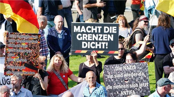 Mannheim: Tausende Menschen gedenken des toten Polizisten Bei der Kundgebung in Mannheim waren neben Deutschland-Fahnen auch Banner mit Aufschriften wie „Remigration jetzt“ und „Macht die Grenzen dicht“ zu sehen.