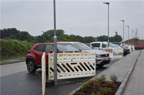 Das Foto zeigt den Parkplatz. Die Leuchten auf der Stellfläche werden durch Absperrgitter geschützt.  