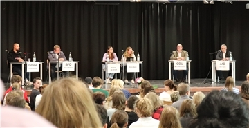Bei der Podiumsdiskussion am St.-Viti-Gymnasium in Zeven stellen sich die Kandidaten der Landtagswahl den Fragen der Schülerinnen und Schüler.
