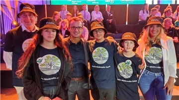 Schüler und Schulleiter bei der Preisverleihung in Berlin. 
