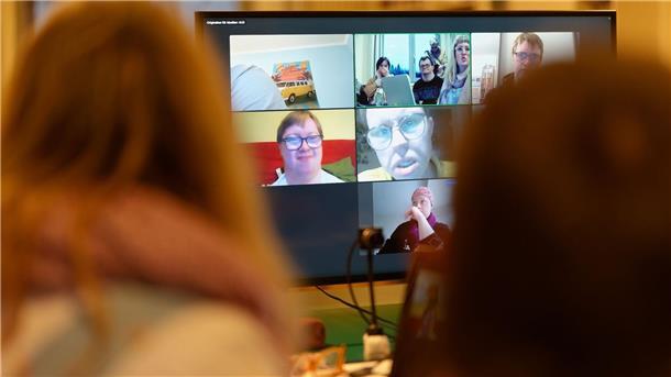 „Ohrenkuss“: Das Magazin von Menschen mit Down-Syndrom Bei der Redaktionssitzung vom „Ohrenkuss“ schalten sich die Autorinnen und Autoren zusammen.