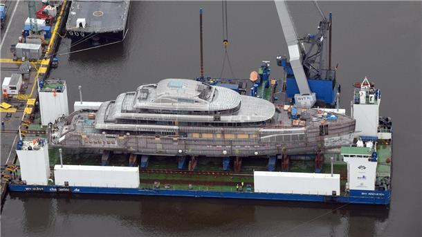 Geheime Luxusyacht auf dem Weg von Bremerhaven nach Bremen Bei der Rönner-Werft in Bremerhaven wurde eine 78 Meter lange Luxusyacht ausgeschifft.