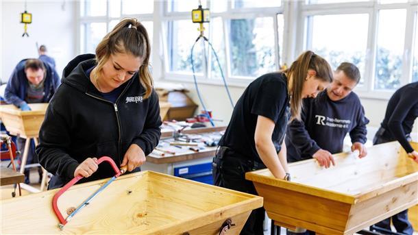 Kollege Tod - So werden Bestatter ausgebildet Bei der Sarggestaltung ist handwerkliches Geschick gefragt.