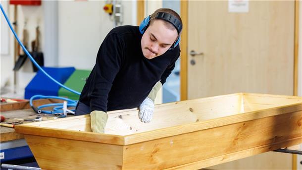 Kollege Tod - So werden Bestatter ausgebildet Bei der Sarggestaltung ist handwerkliches Geschick gefragt.