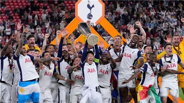 Nicht genug Medaillen für die Spurs - UEFA liefert nach Bei der Siegerehrung hatte die UEFA nicht genug Medaillen.