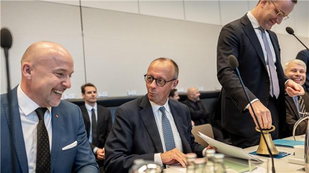 Bei der Sitzung der Unionsfraktion im Bundestag geht es auch um die Irritationen, die Außenminister Johann Wadephul (CDU) mit Äußerungen in Damaskus über die Rückkehr von Syrern in ihre Heimat ausgelöst hatte.