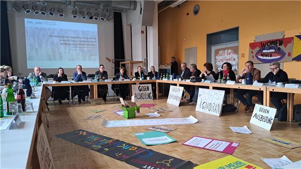 Bei der Sitzung des Jugendausschusses im Dienstleistungszentrum Grünhöfe wurde eine Untersuchung des Jugendamtes vorgestellt. Dabei kam heraus, dass die Behörde massiv unterbesetzt ist. Die Plakate im Raum weisen allerdings auf den Weltfrauentag und die Frauenrechte hin.