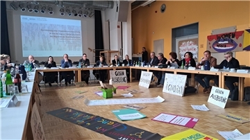 Bei der Sitzung des Jugendausschusses im Dienstleistungszentrum Grünhöfe wurde eine Untersuchung des Jugendamtes vorgestellt. Dabei kam heraus, dass die Behörde massiv unterbesetzt ist. Die Plakate im Raum weisen allerdings auf den Weltfrauentag und die Frauenrechte hin.