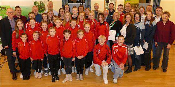 Bei der Sportlerehrung der Gemeinde Loxstedt wurden 50 Aktive für ihre Leistungen im vergangenen Jahr geehrt.