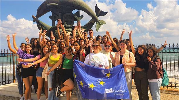 Eine Gruppe von Schülern steht vor einem Denkmal in der Stadt Rethymnon.