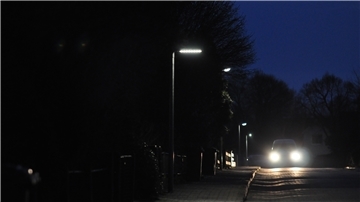 Bei der Straßenbeleuchtung hat die Stadt nachjustiert, weil vorgeschlagene Abschaltungen technisch nicht machbar waren. Aktuell sind 870 Laternen nun nachts aus.