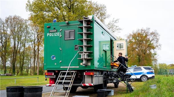 Bei der Suche nach Arian hat das Durchsuchen eines Tümpels zunächst keine neuen Erkenntnisse gebracht. In dem Tümpel waren Taucher im Einsatz.