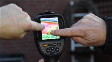 Bei der Thermografie-Außenmessung sind insbesondere die roten und weißen Bereiche auf der Aufnahme Anzeichen für Wärmeverluste an dem Gebäudeteil.