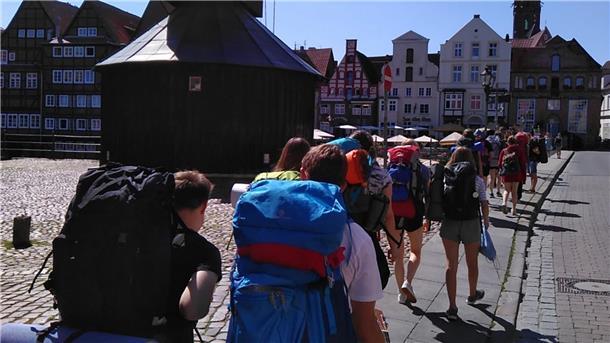 Bei der Tour müssen die Kinder und Jugendlichen ihren Rucksack  selber tragen und sich selbst versorgen. 