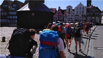 Bei der Tour müssen die Kinder und Jugendlichen ihren Rucksack  selber tragen und sich selbst versorgen. 
