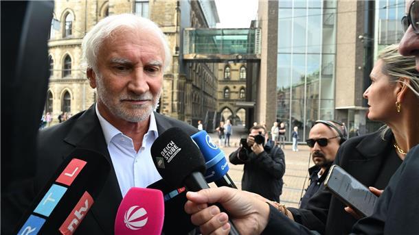 Viel Prominenz bei Trauerfeier für Willi Lemke Bei der Trauerfeier für Willi Lemke zu Gast: DFB-Sportdirektor Rudi Völler.