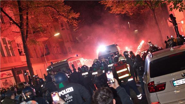 Bei der verbotenen Demonstration in Neukölln wird Pyrotechnik abgebrannt.