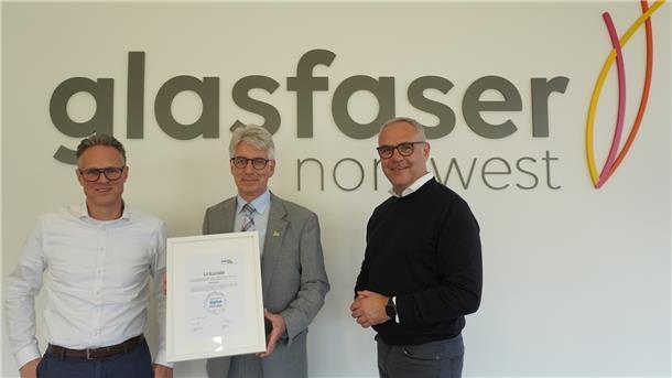 Bei der Verleihung der Auszeichnung „Digitalpolitiker“ an Brakes Bürgermeister Michael Kurz (Mitte) gratulierten Andreas Mader, Geschäftsführer von Glasfaser Nordwest (links) und Carsten Höfinghoff, Kommunalbeauftragter von Glasfaser Nordwest.