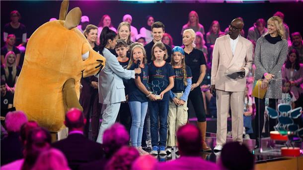 Berliner Grundschule gewinnt Preis Bei der Verleihung sind auch einige Schüler und Schülerinnen der jeweiligen Schulen dabei.