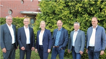 Die Vorstände und die Aufsichtsratsmitglieder der Raiffeisen-Volksbank Varel-Nordenham.