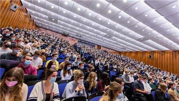 Bei der Wahl des Arbeitgebers sind vielen Studierenden einer EY-Studie zufolge Gehalt, Jobsicherheit und die Vereinbarkeit von Familie und Beruf wichtig.