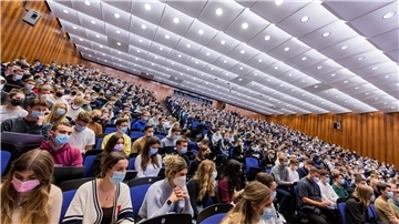 Bei der Wahl des Arbeitgebers sind vielen Studierenden einer EY-Studie zufolge Gehalt, Jobsicherheit und die Vereinbarkeit von Familie und Beruf wichtig.
